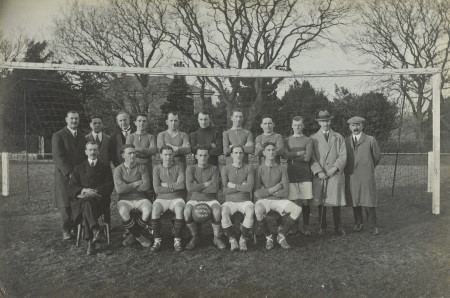 Tîm pêl-droed yr ysbyty yn ystod tymor 1919-1920. Hawlfraint Helsby of Denbigh