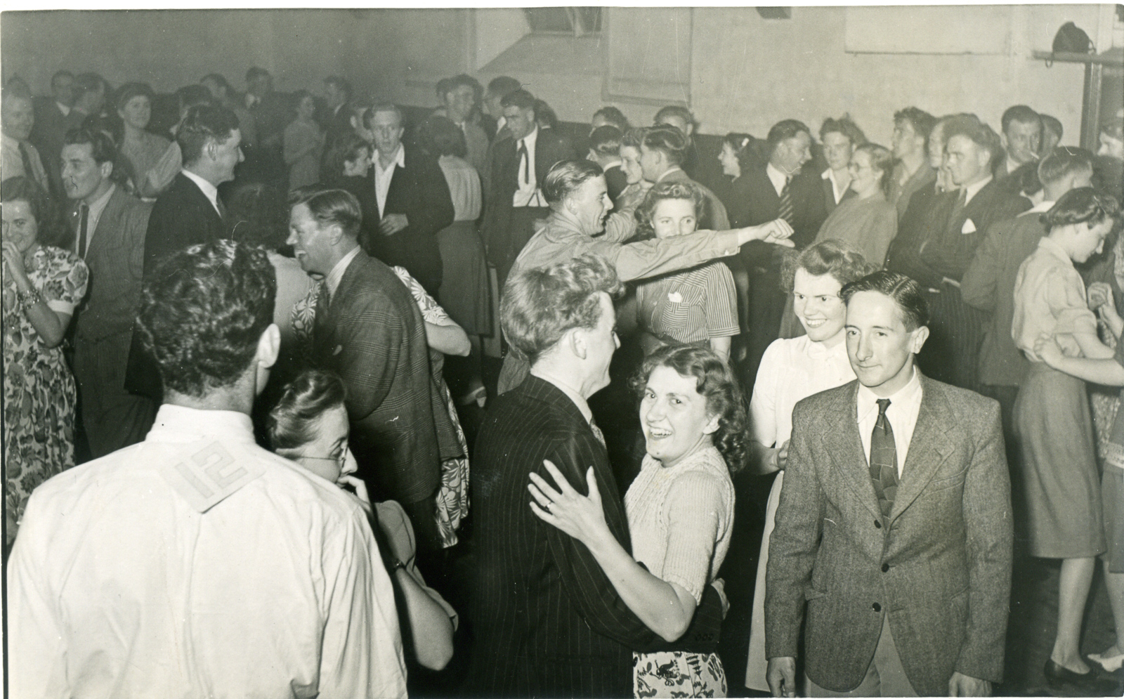 Pobl yn dawnsio yn Dawns RHS y Bont-faen tua 1947 