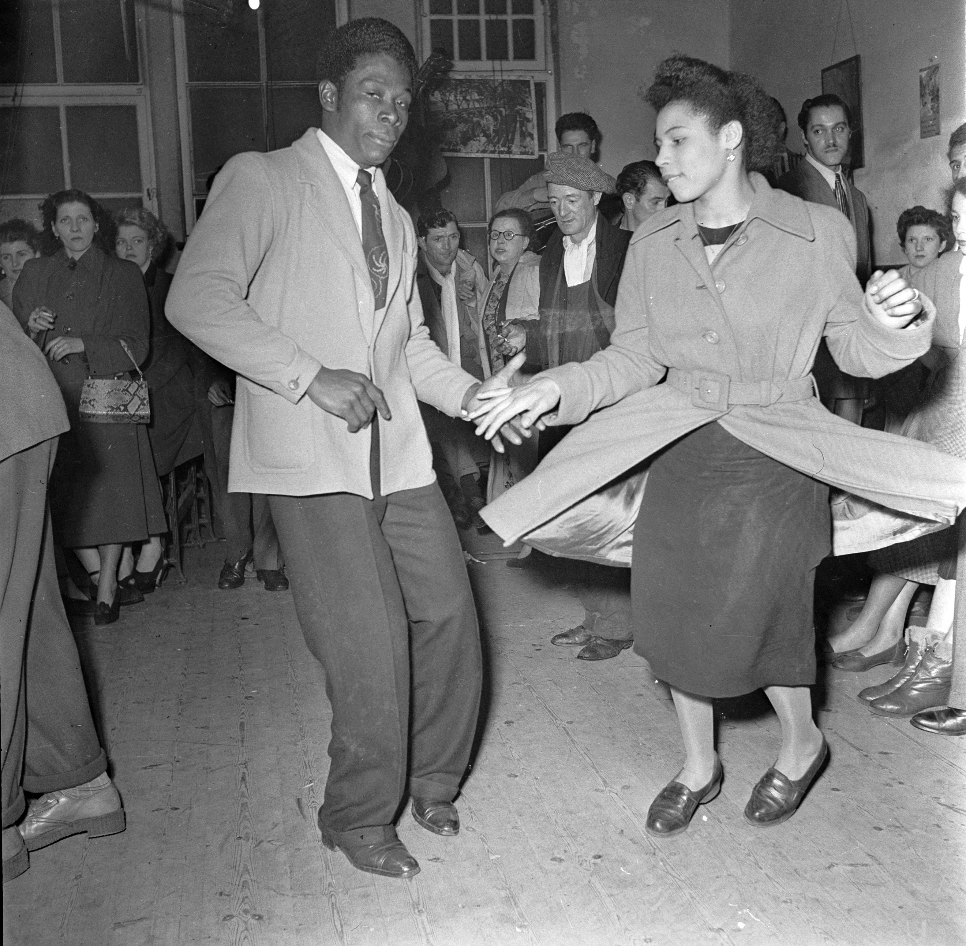 Cwpl ifanc yn dawnsio’r jitterbug ym Mae Caerdydd