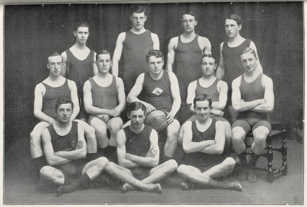 Ffotograff o Tîm Polo Dŵr Prifysgol Caerdydd ym 1912-13 