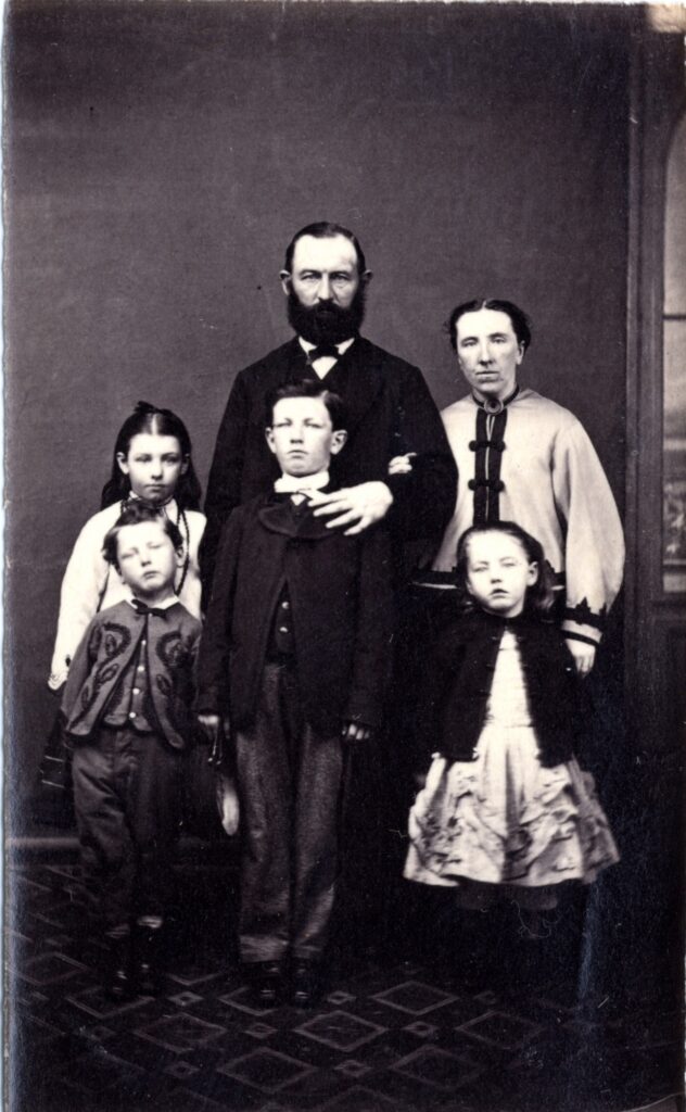 Llun o deulu oes Fictoriaidd