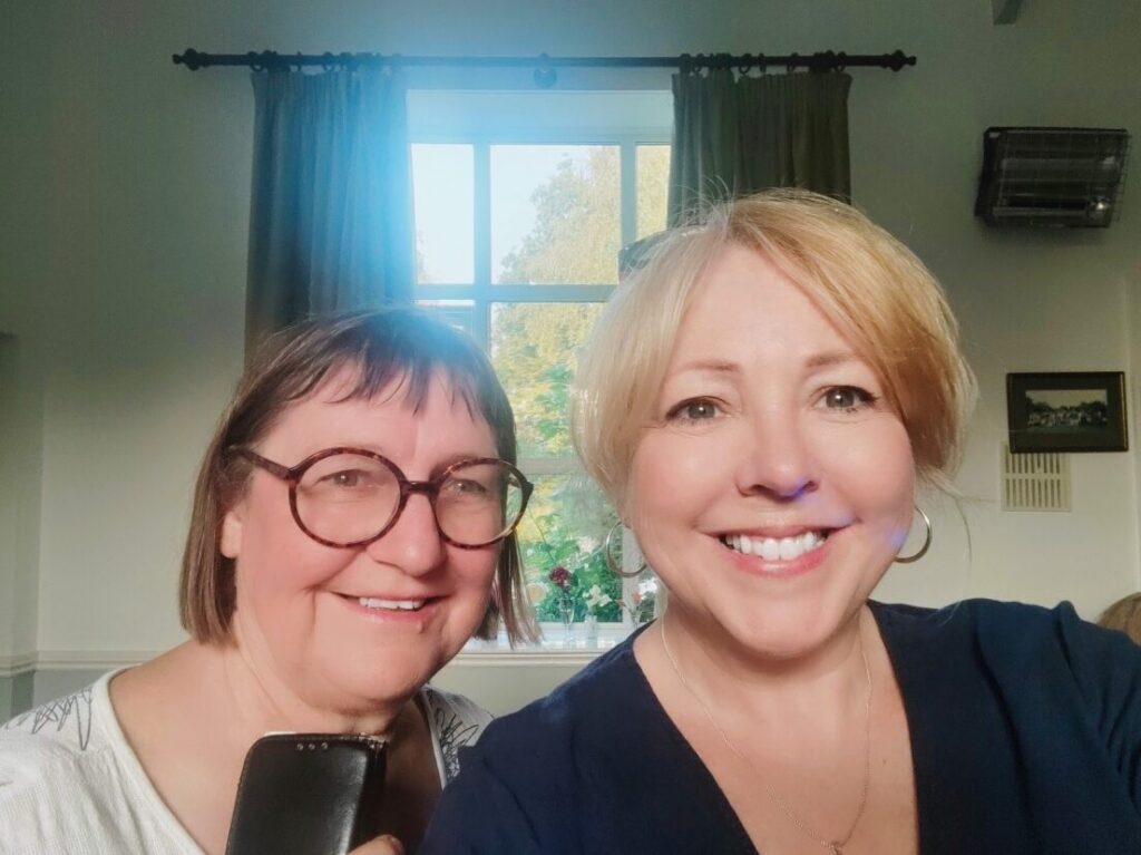 Llun o Liz Davis a Jen Evans